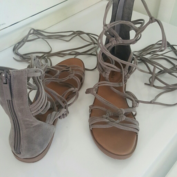 ❌SOLD❌Grey strappy sandals - Picture 3 of 4