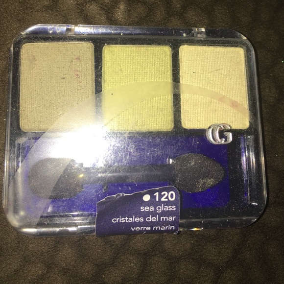 a eyeshadow trio