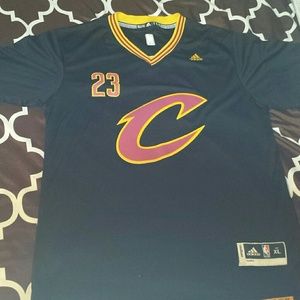 BRAND NEW NEVER WORN CAVS LEBRON SLEEVE JERSEY