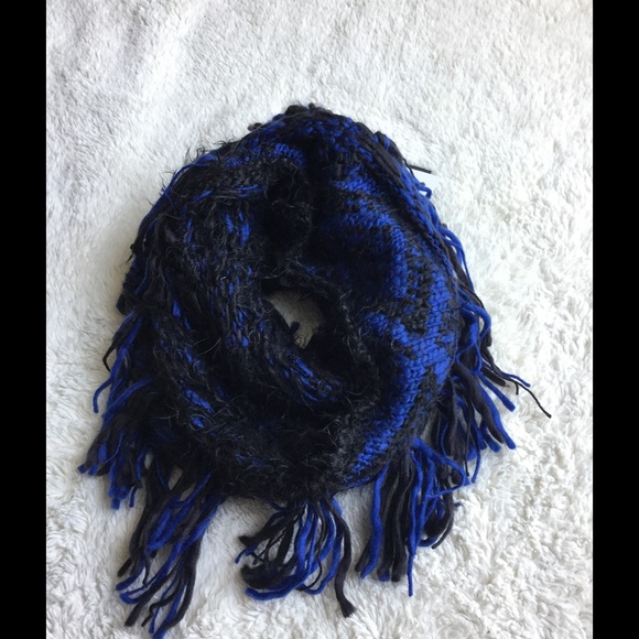 💫 Steve Madden black and blue thick knit scarf