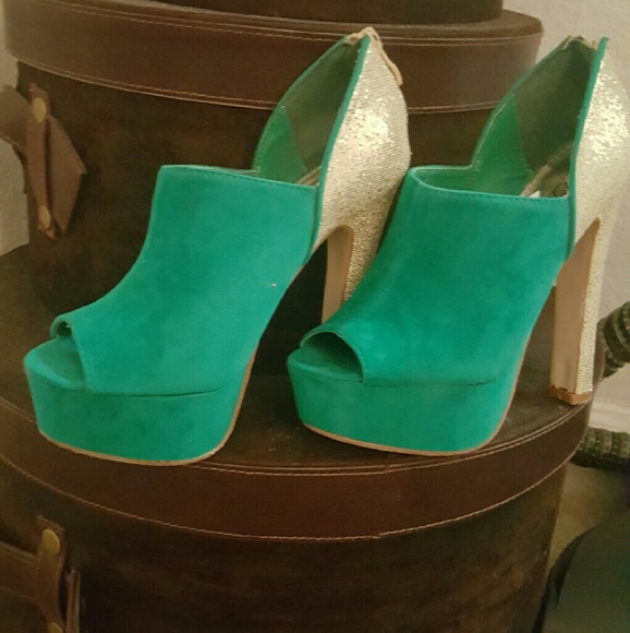 Green 5 1/2 Kantha Style Shoes - Picture 2 of 4