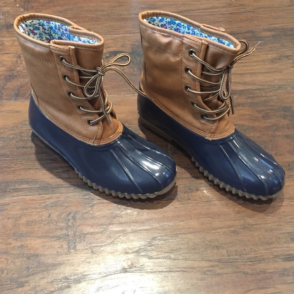 NWOT size 6 rain boots! ☔️☔️☔️