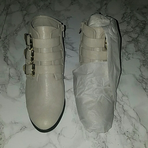 Stylish Fall/Spring Bootie - Picture 4 of 4