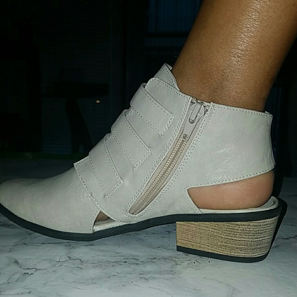 Stylish Fall/Spring Bootie - Picture 3 of 4