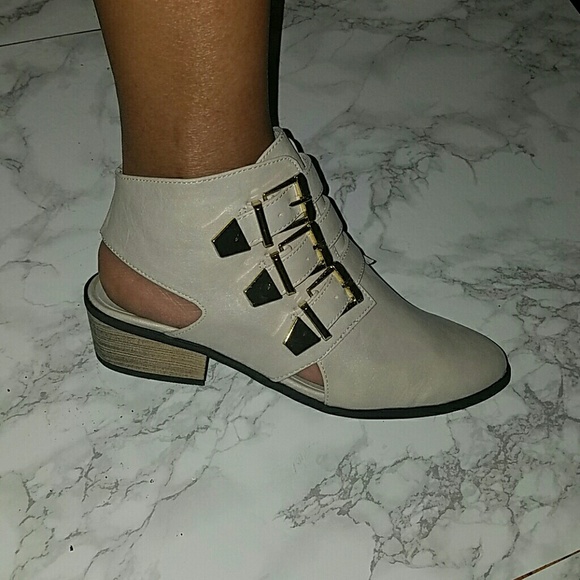 Stylish Fall/Spring Bootie - Picture 2 of 4