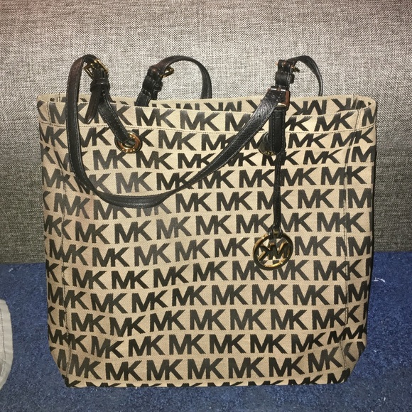Michael Kors Purse!! Perfect size!!