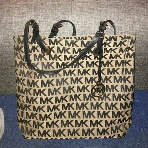 Michael Kors Purse!! Perfect size!!