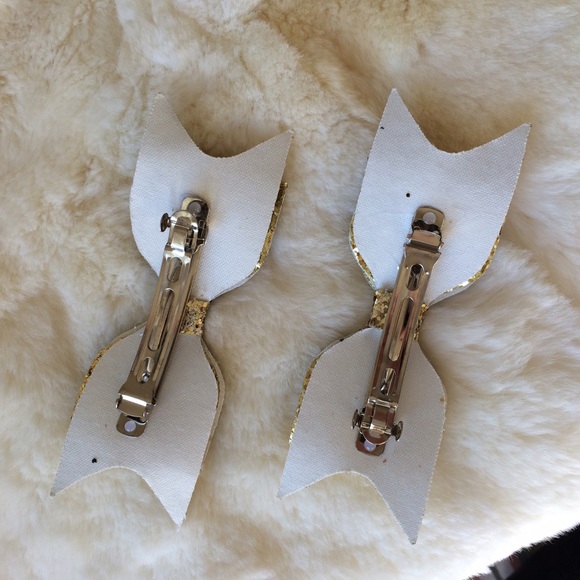 Pale Gold glitter bow hair clip - Picture 3 of 3