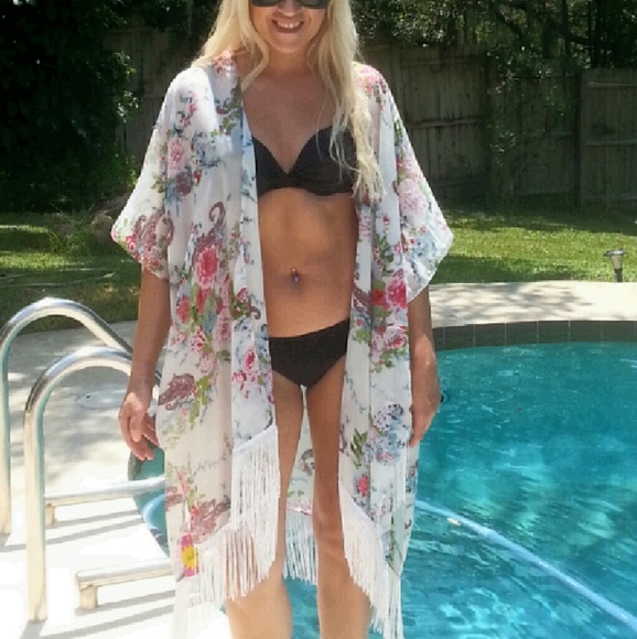 unknown Other - Beautiful white flowery bathing suit cover up
