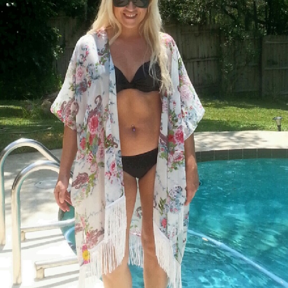 Beautiful white flowery bathing suit cover up - Picture 2 of 4
