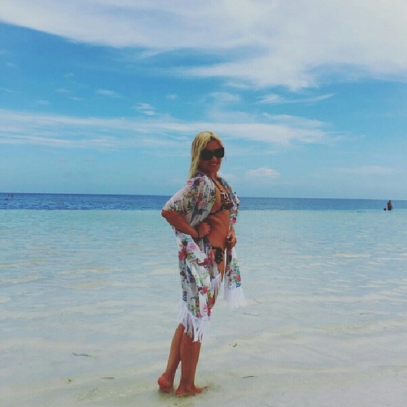 Beautiful white flowery bathing suit cover up - Picture 4 of 4