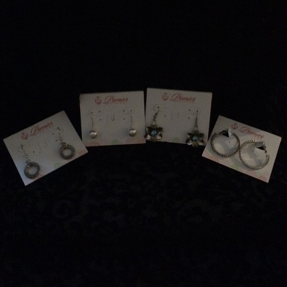 Set of 4 pairs of earrings