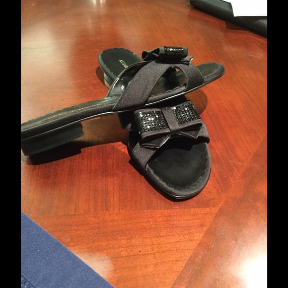 Audrey Brooke Sequin Bow Sandal size 9