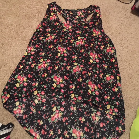 Wet Seal Tops - Flower top. 🌺