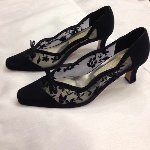 Black heels size 8M