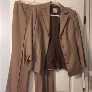 🆕 NWT Worth Business Suit