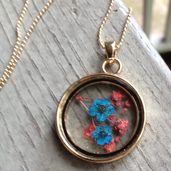 Jewelry - 🌟HOST PICK🌟REAL Dried Flower Incased n Gold Tone