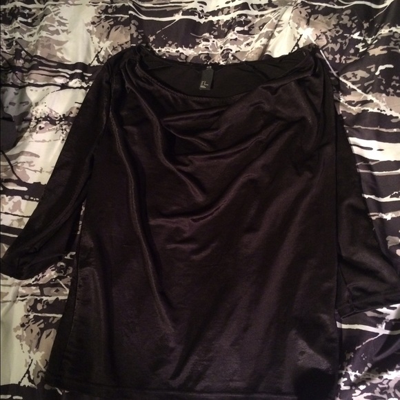 H&M reflective 3/4 sleeve black top