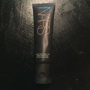 NARS velvet Matte Skin Tint ALASKA light 2