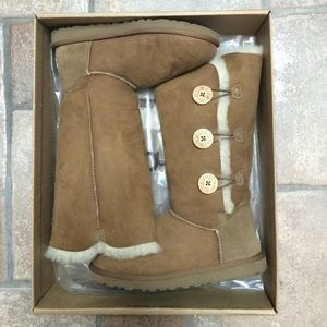 UGG Bailey Button Triplet (Chestnut color)