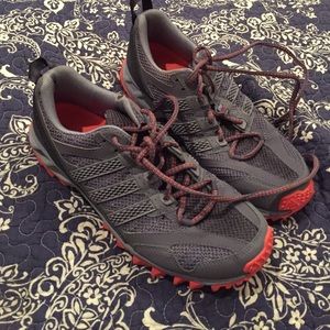 Trail running sneakers