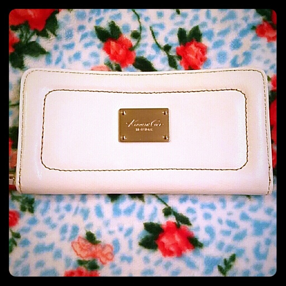 White Kenneth Cole leather wallet
