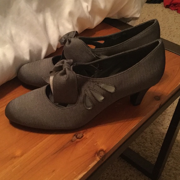 Super cute bow heels