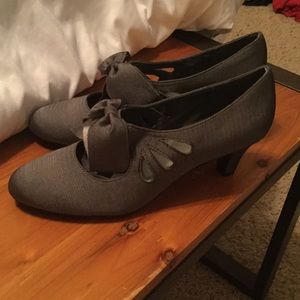 Super cute bow heels