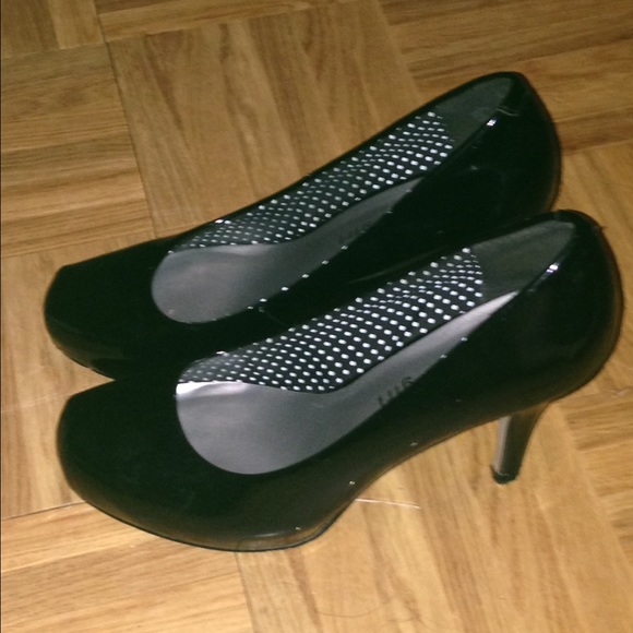 Black pumps.