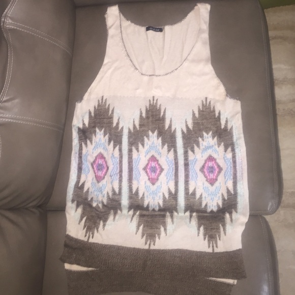 High low tank with side slits