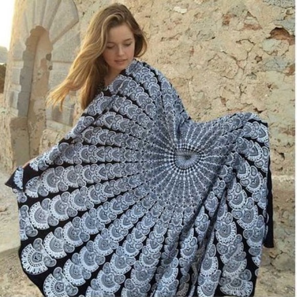 Bondhu Accessories - Black & White Mandala Shawl