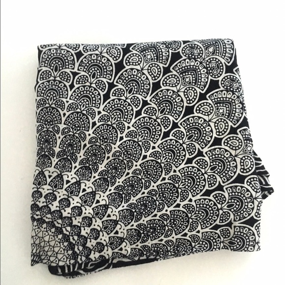 Black & White Mandala Shawl - Picture 3 of 4