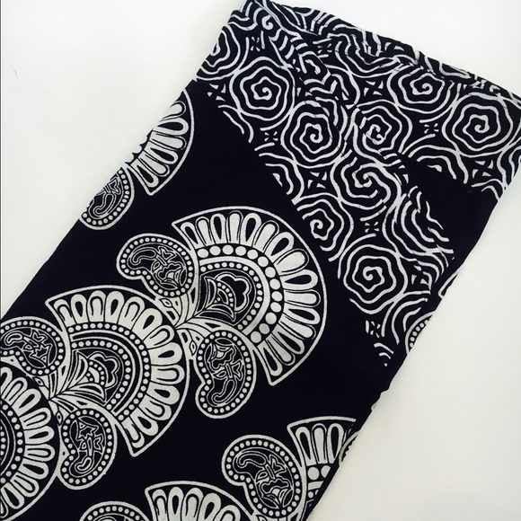 Black & White Mandala Shawl - Picture 4 of 4