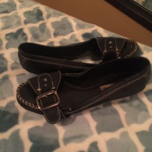 Flat shoe with buckle, black