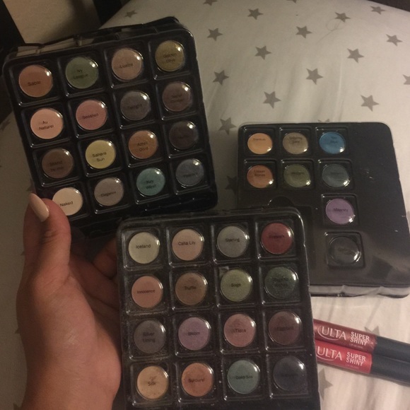 3 pc set- 24 eye shadows & 2 lipglosses