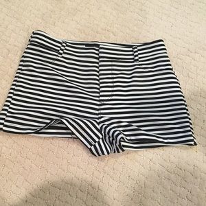 Medium black & white striped shorts - forever 21