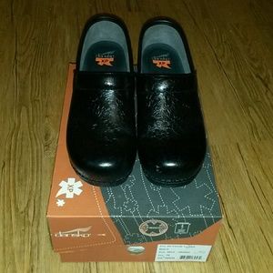 Dansko pro xp floral tooled clog