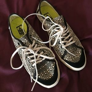 NEW black & white canvas Vans