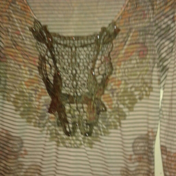 A UNIQUE " ONE WORLD" BLOUSE - Picture 3 of 4