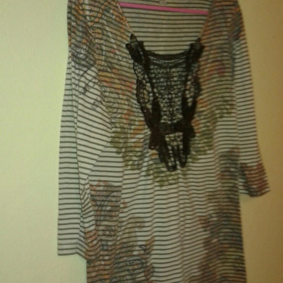 A UNIQUE " ONE WORLD" BLOUSE - Picture 4 of 4