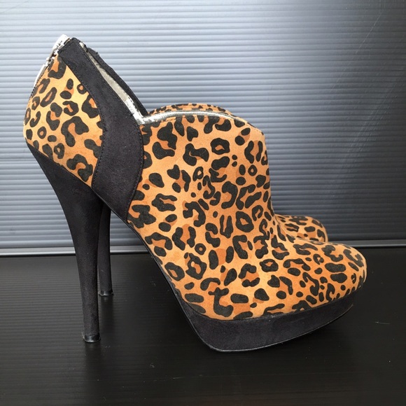 🎉🎉SHOE SALE🎉🎉 Kaila Guess Leopard Bootie