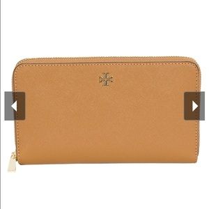 SOLD 🔥🔥Tory Burch Robinson Zip Wallet