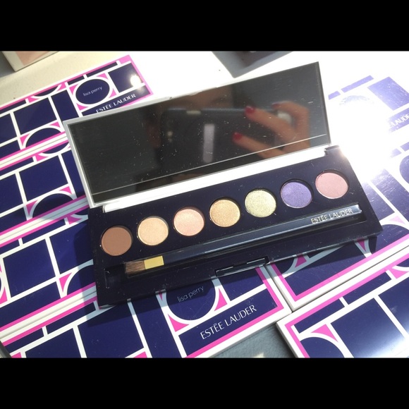 ⚠️⚠️SOLD！！⚠️⚠️estee lauder lisa perry eye shadow - Picture 2 of 3