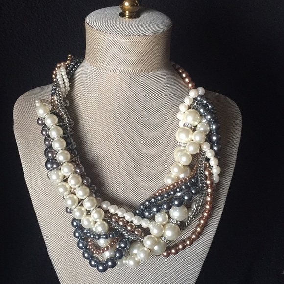 Faux-multi layered pearl necklace.