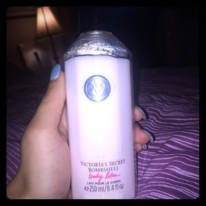 VS Bombshell lotion