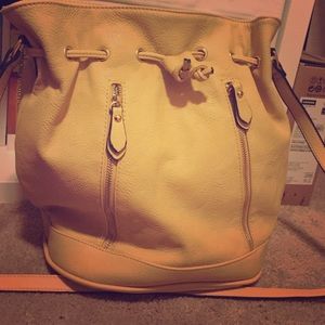 Bucket style shoulder purse