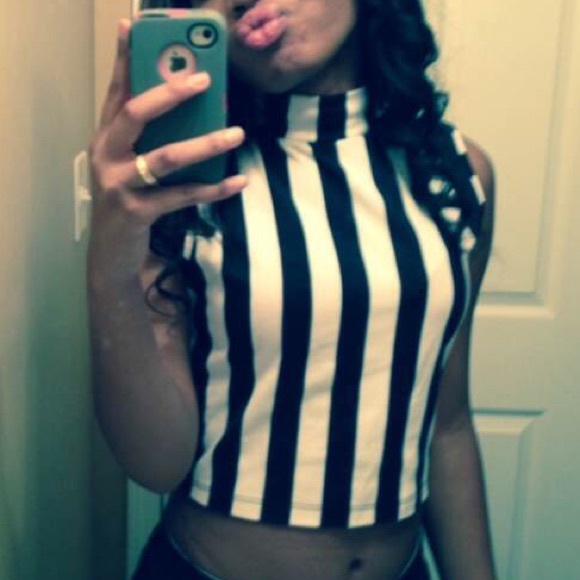 black and white striped crop top🏴🏳