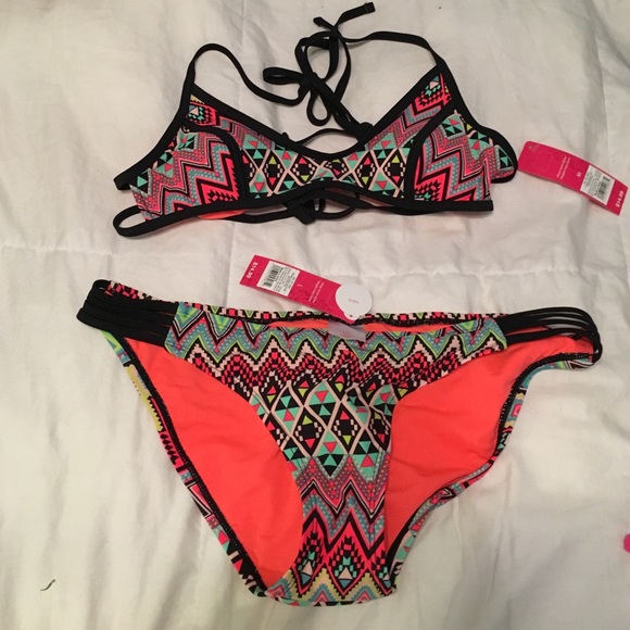 Aztec bikini set✨size differences✨M- top. L-bottom