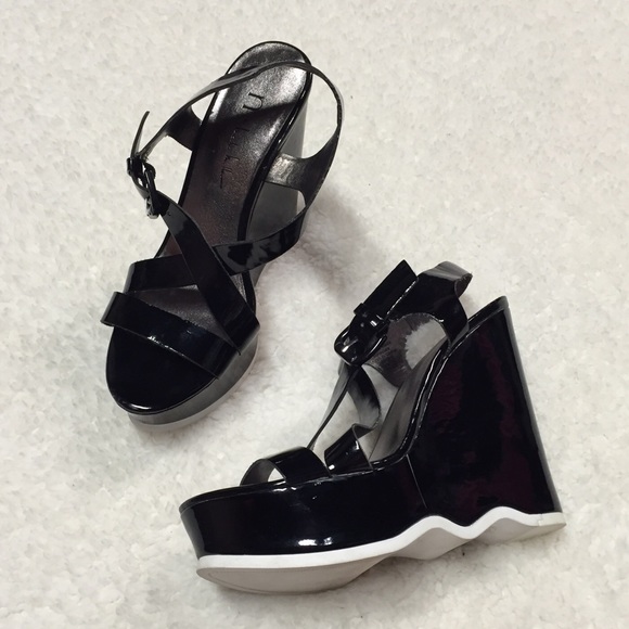 Nicole Miller Patent Ripple Wedges