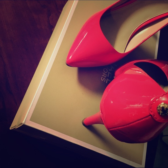 ✨BRAND NEW Michael Kors Pointed Pumps!✨